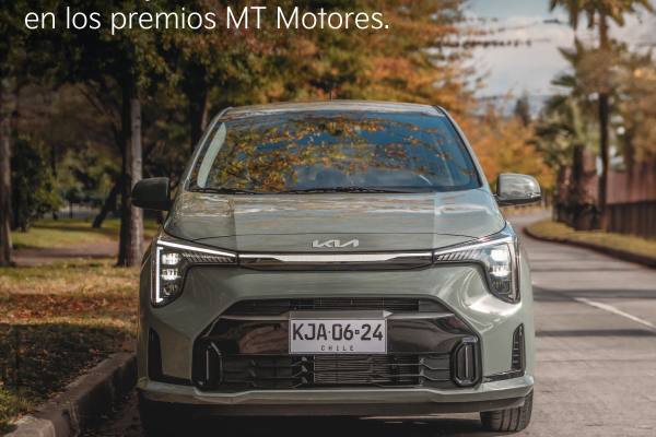 Mecánico revisando el motor de un automóvil