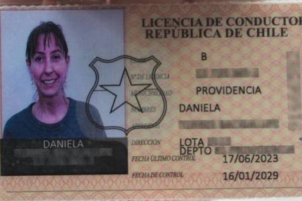 Mecánico revisando el motor de un automóvil
