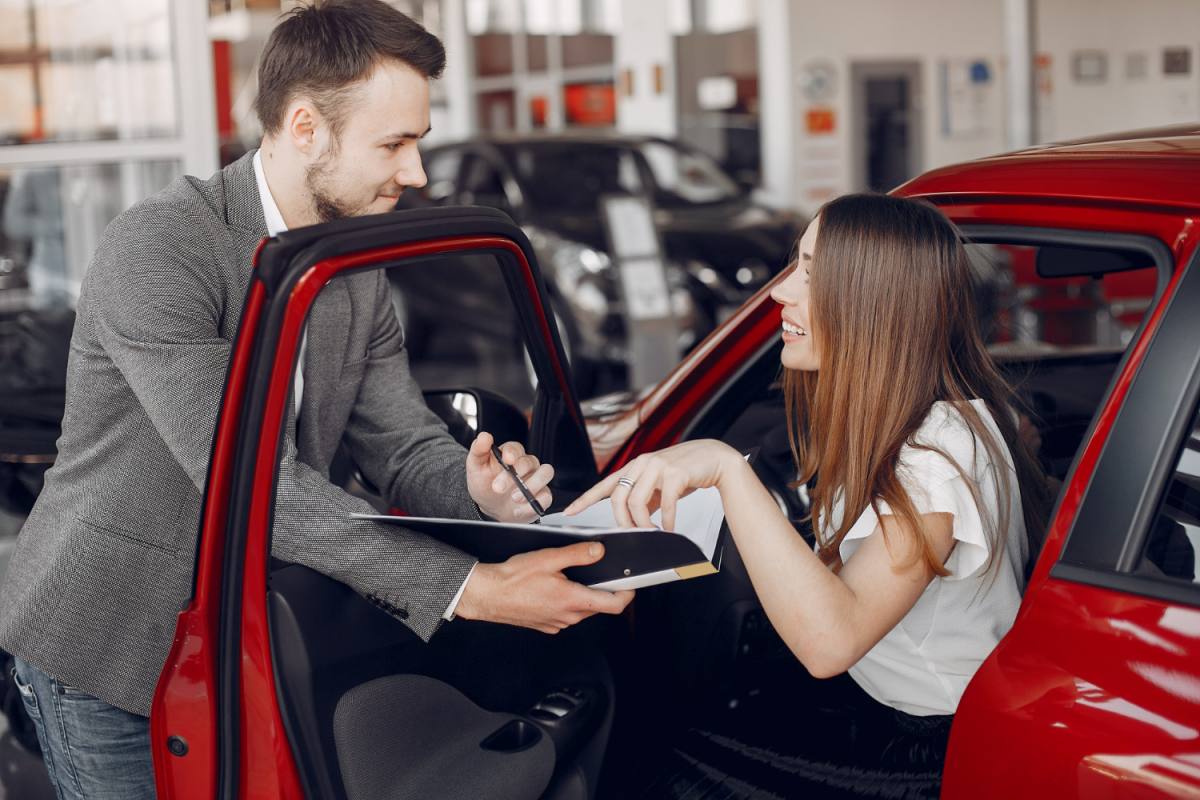 Transferir y comprar auto ,Freepik