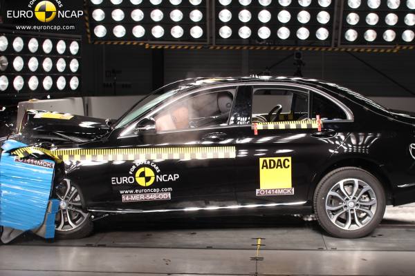 Mecánico revisando el motor de un automóvil