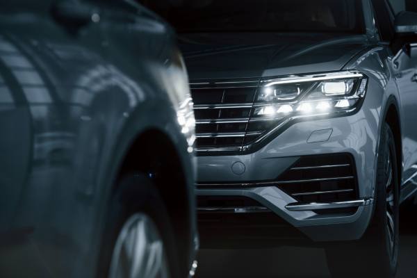 Mecánico revisando el motor de un automóvil