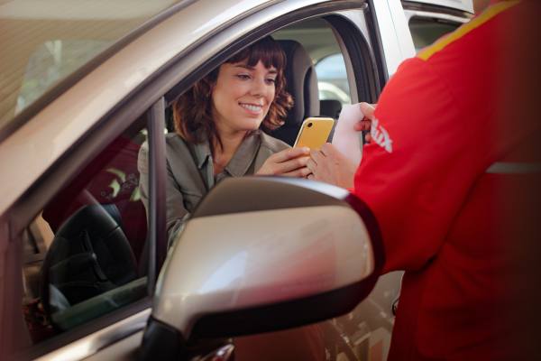 Mecánico revisando el motor de un automóvil