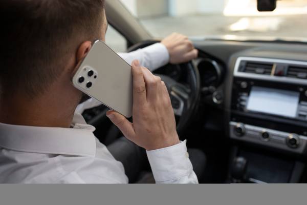 Mecánico revisando el motor de un automóvil