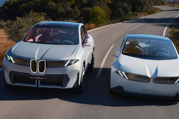 Mecánico revisando el motor de un automóvil