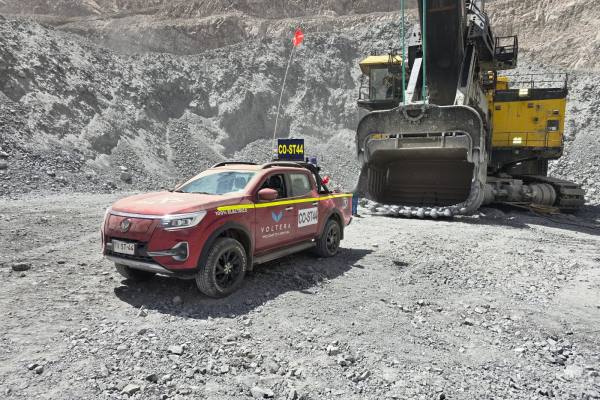 Mecánico revisando el motor de un automóvil