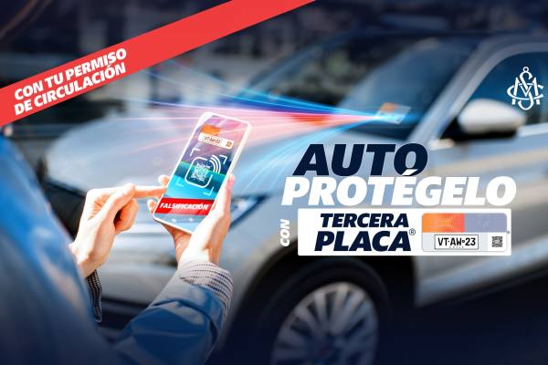 Mecánico revisando el motor de un automóvil