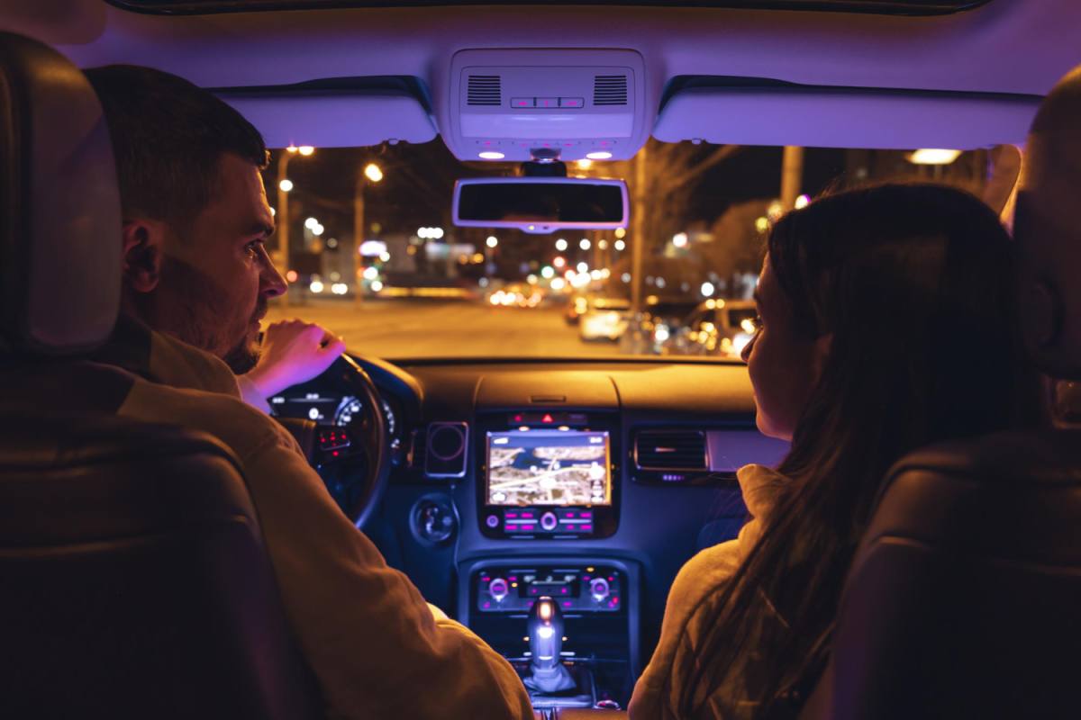Conducción nocturna ,Freepik