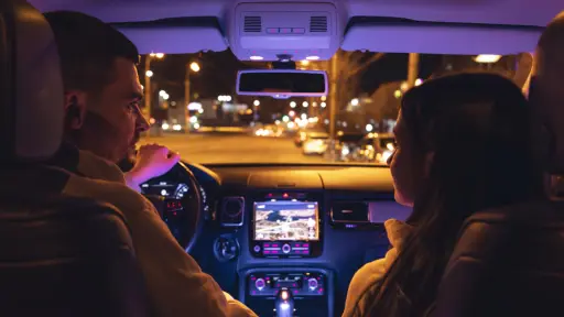 Conducción nocturna ,Freepik