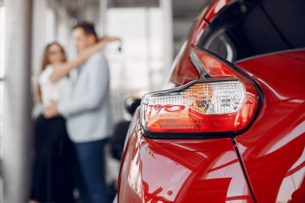 Mecánico revisando el motor de un automóvil