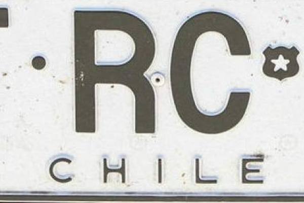 Mecánico revisando el motor de un automóvil