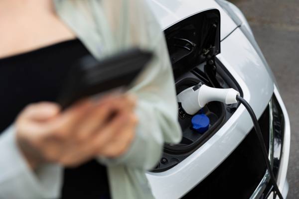 Mecánico revisando el motor de un automóvil