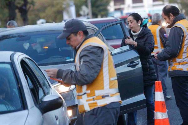 Mecánico revisando el motor de un automóvil