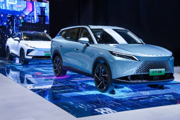 Mecánico revisando el motor de un automóvil