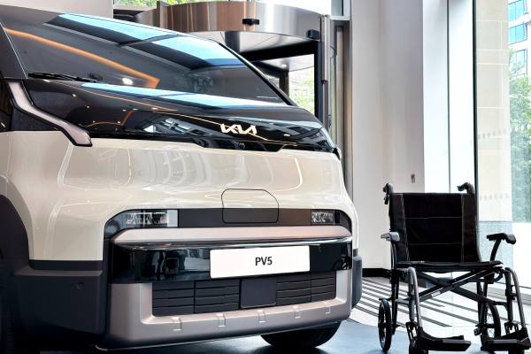 Mecánico revisando el motor de un automóvil