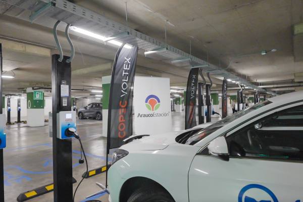 Mecánico revisando el motor de un automóvil