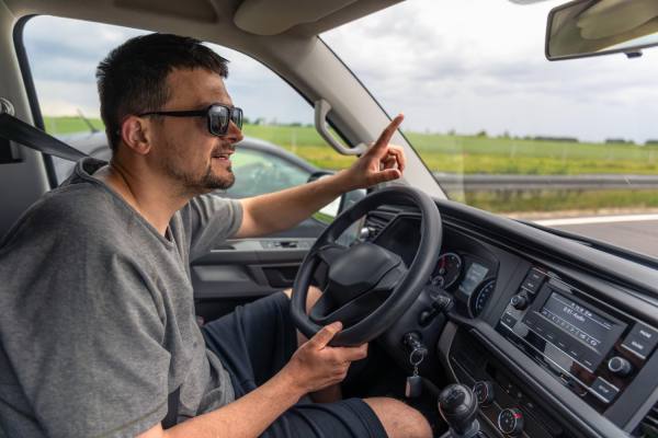 Mecánico revisando el motor de un automóvil