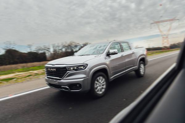 Mecánico revisando el motor de un automóvil