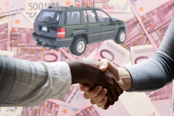 Mecánico revisando el motor de un automóvil