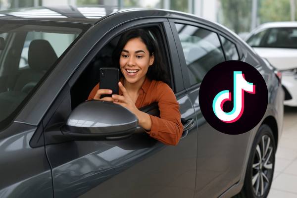 Mecánico revisando el motor de un automóvil