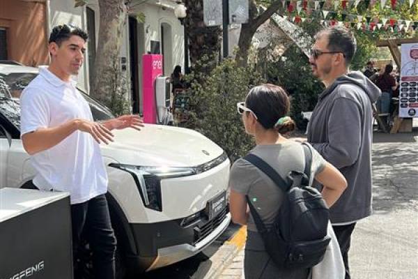 Mecánico revisando el motor de un automóvil