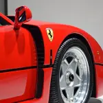Lewis Hamilton sorprende en Tokio al volante de un icónico Ferrari F40 en una espectacular exhibición de drift