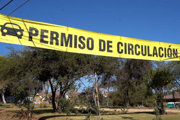 Mecánico revisando el motor de un automóvil