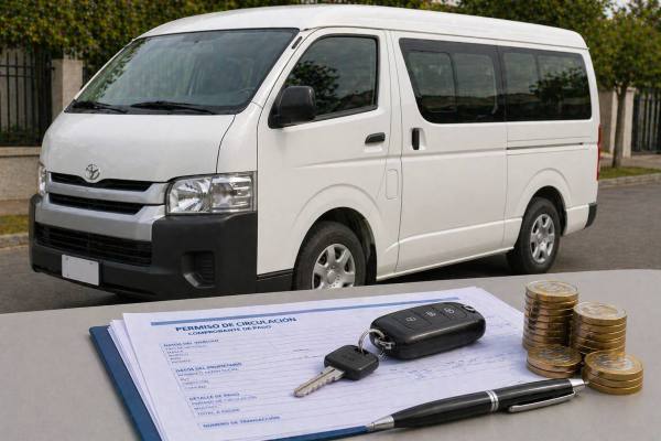 Mecánico revisando el motor de un automóvil