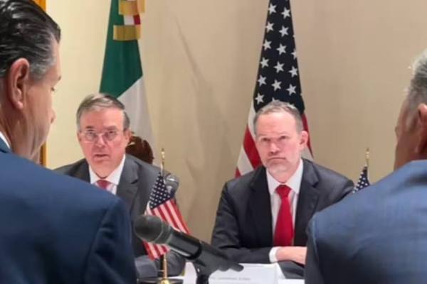 Mecánico revisando el motor de un automóvil