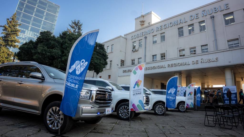 Gobierno Regional entregó 13 vehículos SUV a la PDI , goredenuble.cl