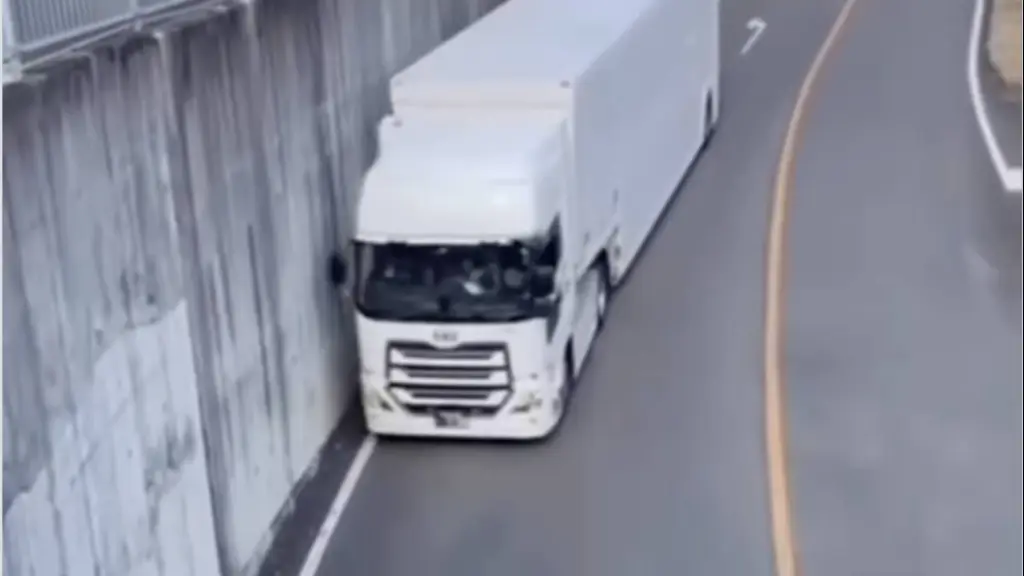 Hábil conductor ,instagram @flamingo_freight