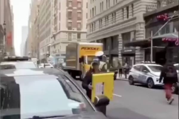 Mecánico revisando el motor de un automóvil