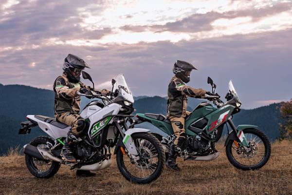 Mecánico revisando el motor de un automóvil