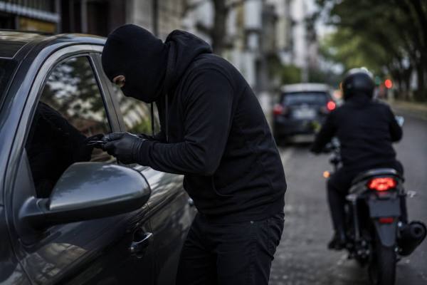 Mecánico revisando el motor de un automóvil