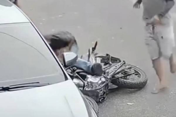 Mecánico revisando el motor de un automóvil