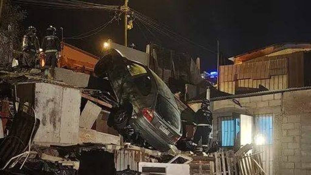 auto terminó sobre el techo de una casa, Redes Sociales
