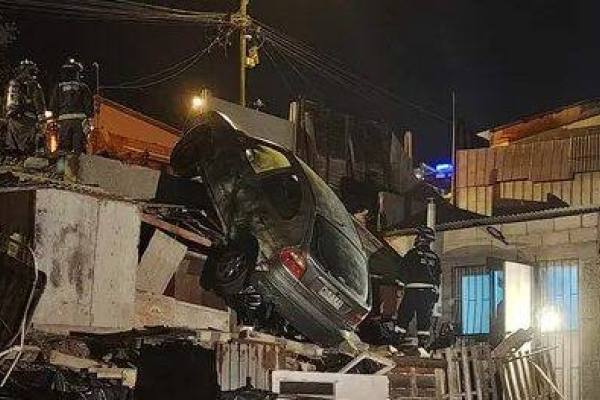 Mecánico revisando el motor de un automóvil