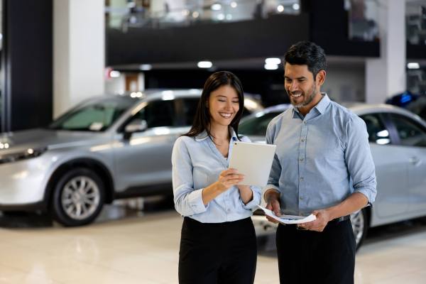 Mecánico revisando el motor de un automóvil