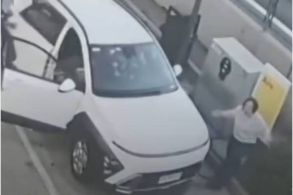Mecánico revisando el motor de un automóvil