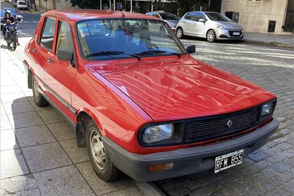 Mecánico revisando el motor de un automóvil
