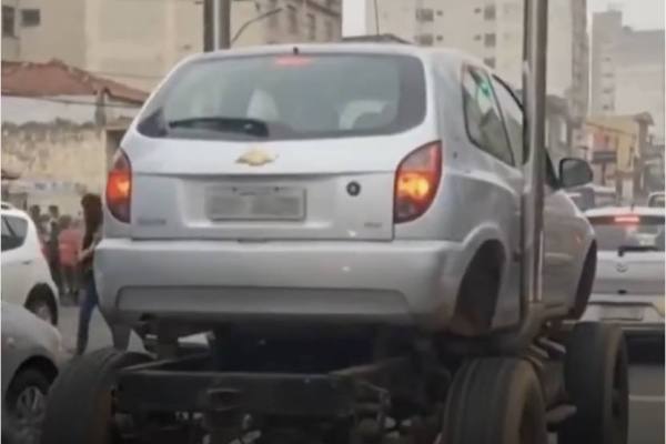 Mecánico revisando el motor de un automóvil