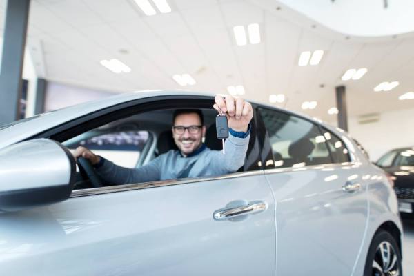 Mecánico revisando el motor de un automóvil