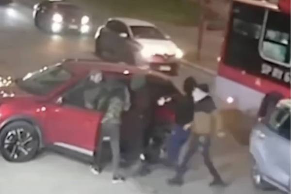 Mecánico revisando el motor de un automóvil