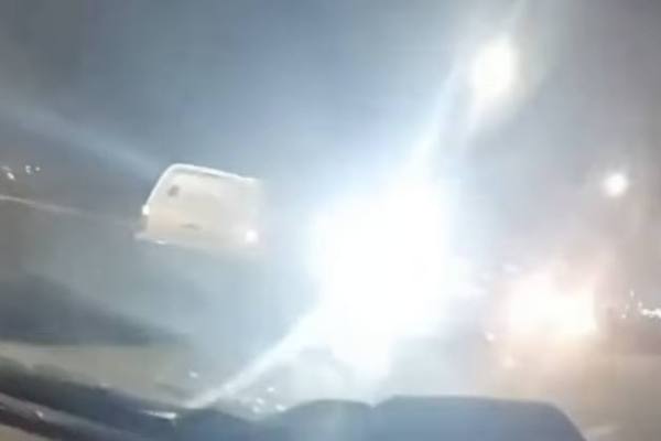 Mecánico revisando el motor de un automóvil