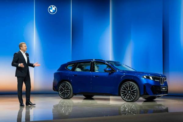 Mecánico revisando el motor de un automóvil