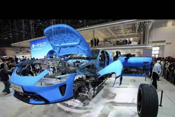 Mecánico revisando el motor de un automóvil