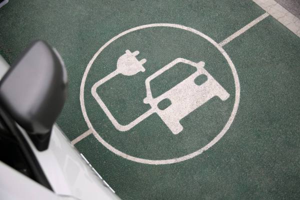 Mecánico revisando el motor de un automóvil