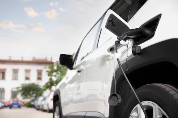 Mecánico revisando el motor de un automóvil