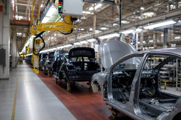 Mecánico revisando el motor de un automóvil