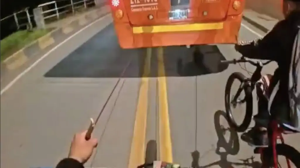 Ciclista se amarra a bus ,x.com/chibcholandia