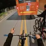 Ciclista se amarra a bus ,x.com/chibcholandia